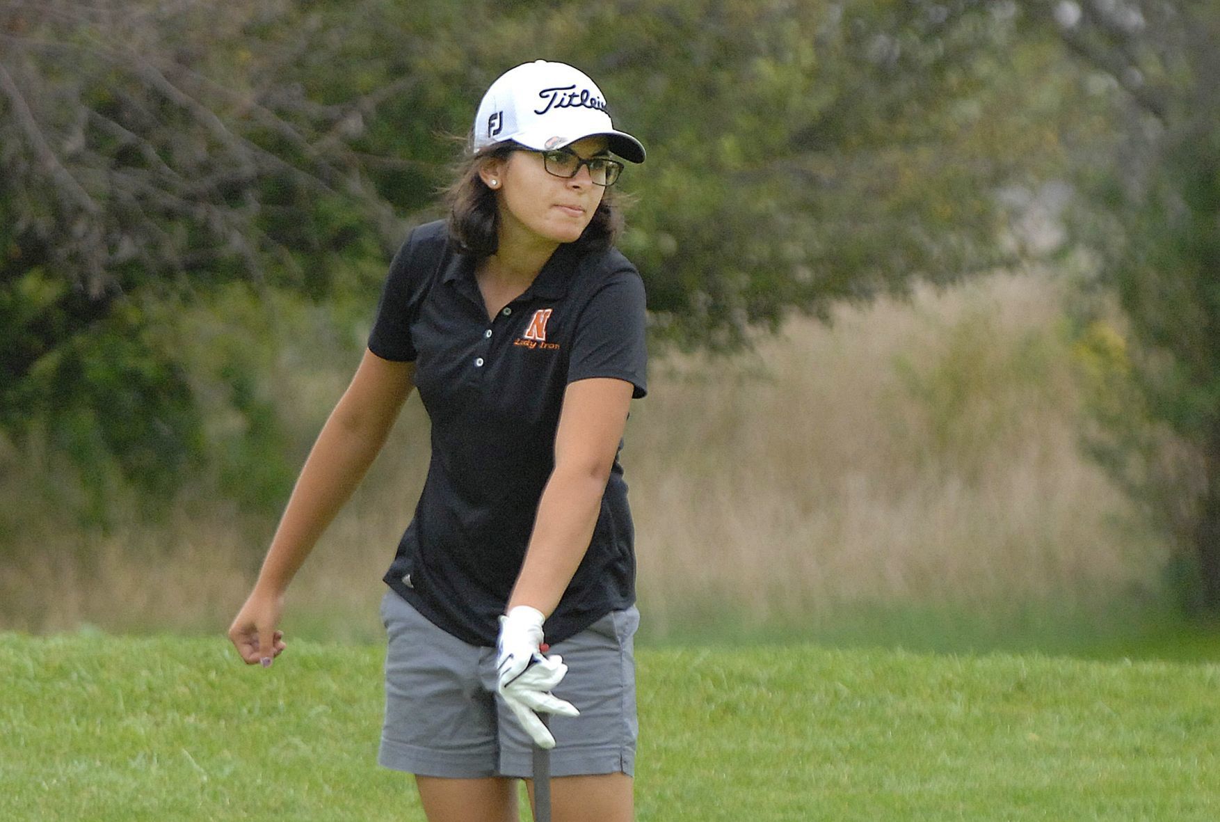 101119-blm-spt-3girlsgolf